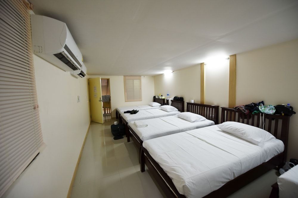 B Place Guesthouse Comfort Shared Dormitory, Private Bathroom 2