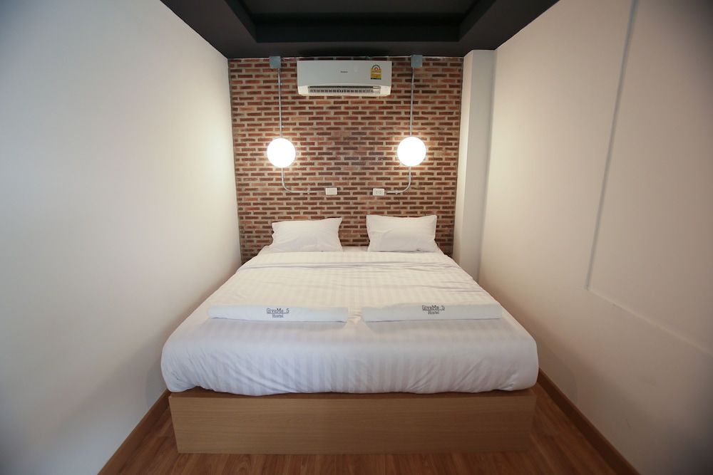 undefined Give Me 5 Hostel 2