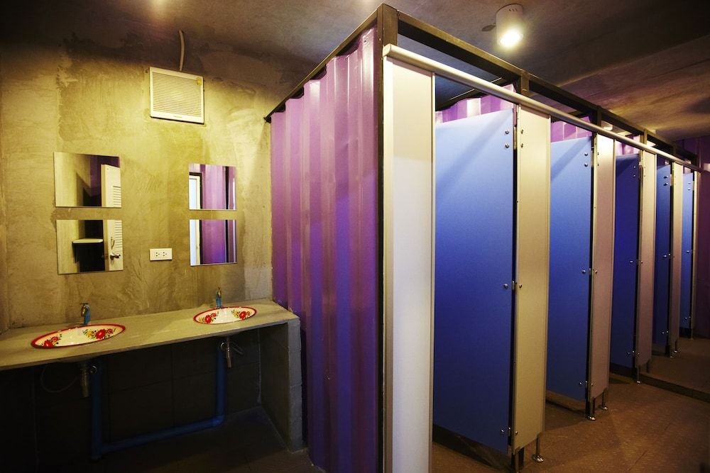 WH Hostel 2 Bed Private with Shared Bathroom 4