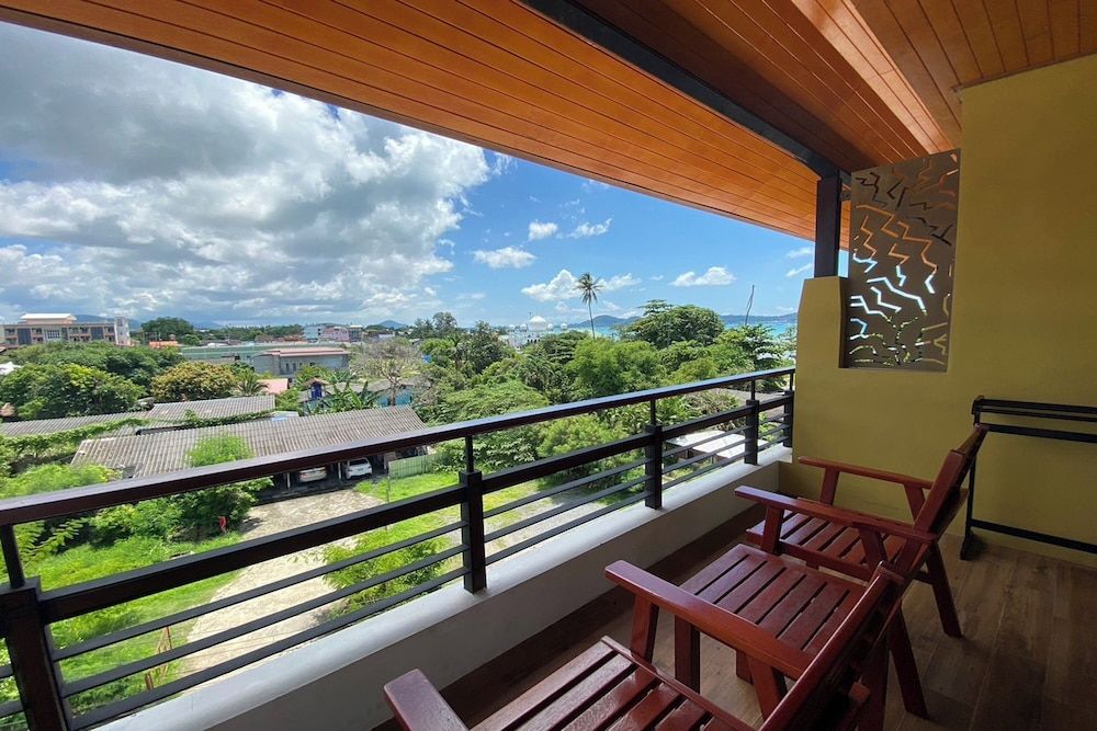 Aqua Resort Deluxe Twin Room 6