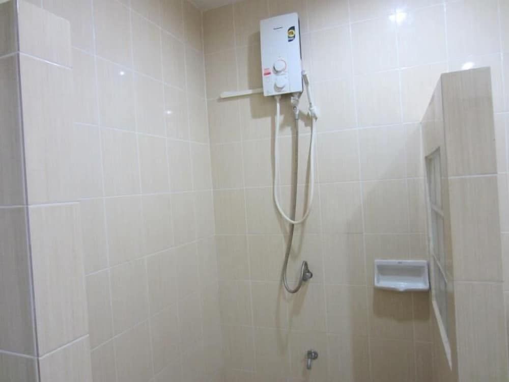 Natee Place Deluxe Double Room 6