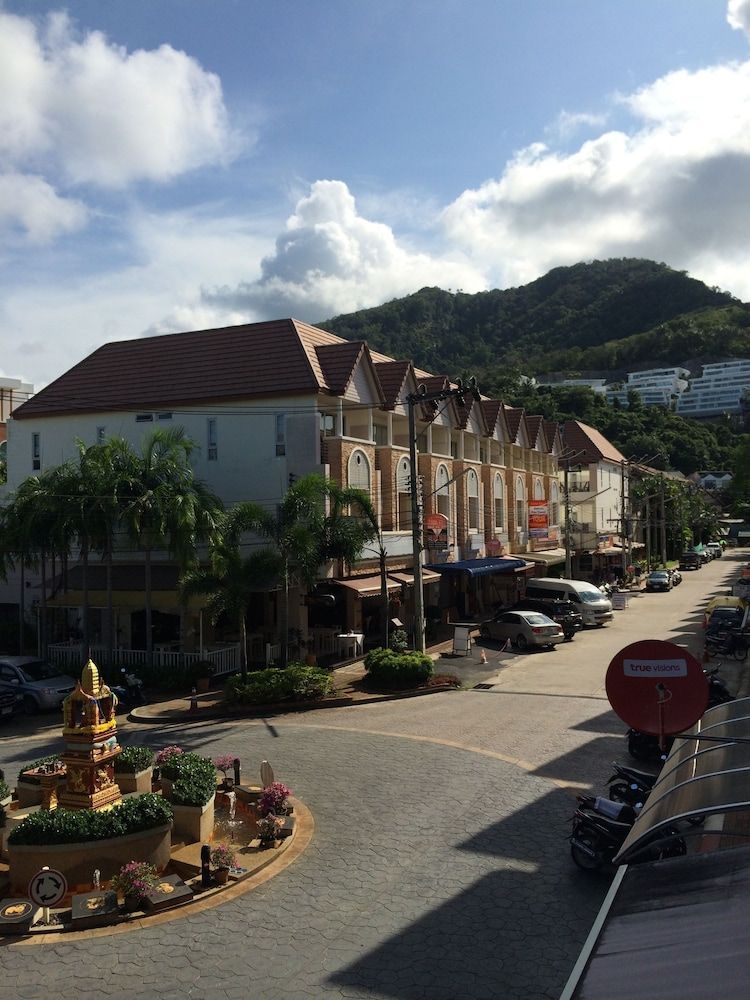 undefined Glitter House 3