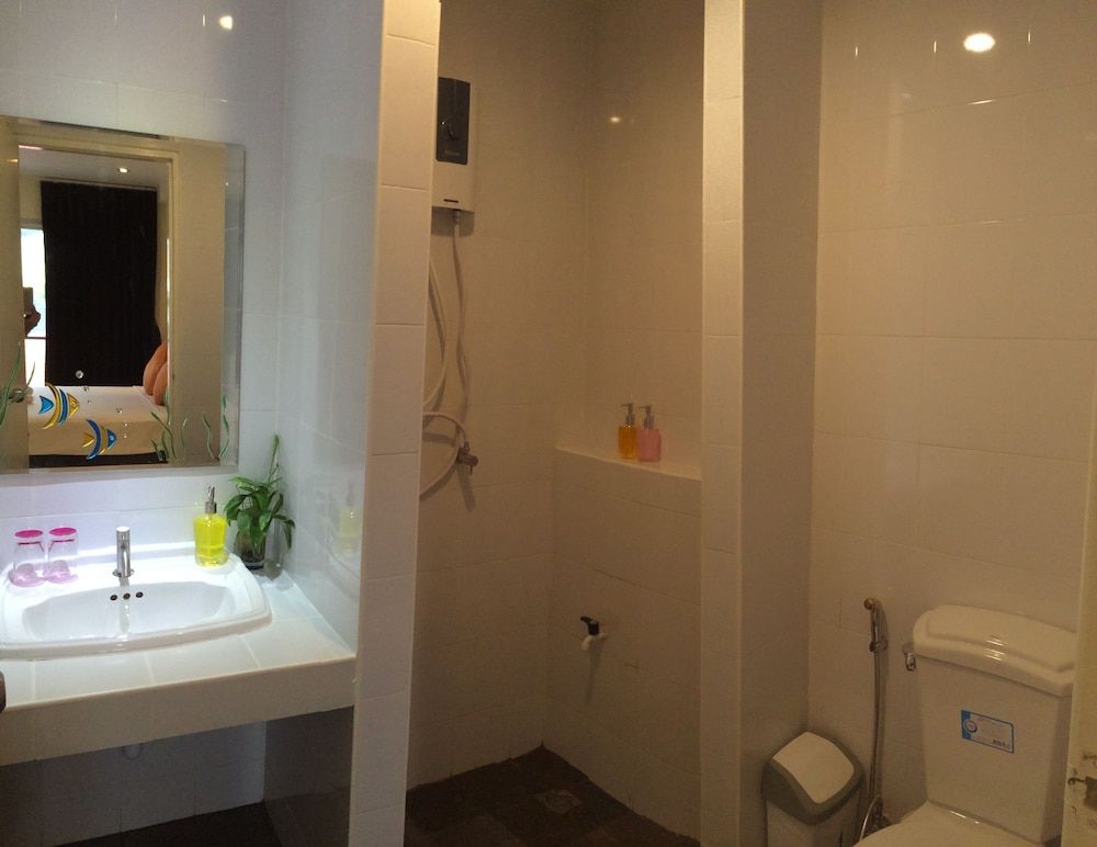 Glitter House Deluxe Room, Balcony 4