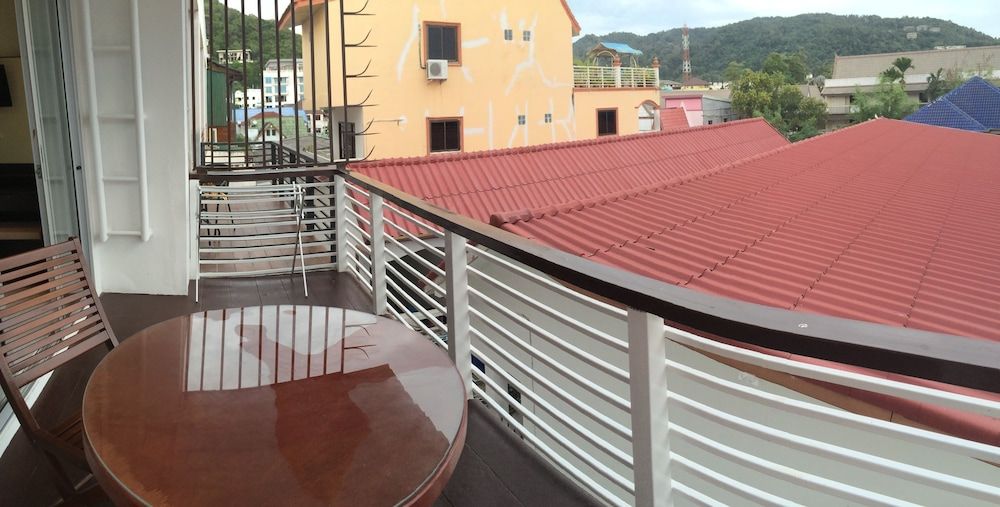 Glitter House Deluxe Room, Balcony 3