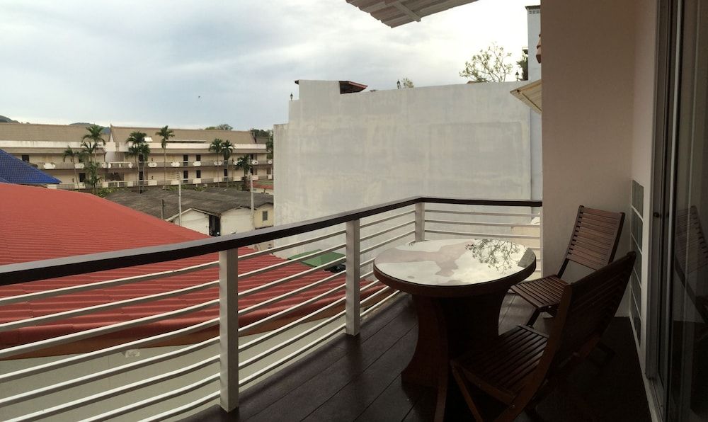 Glitter House Deluxe Room, Balcony 2