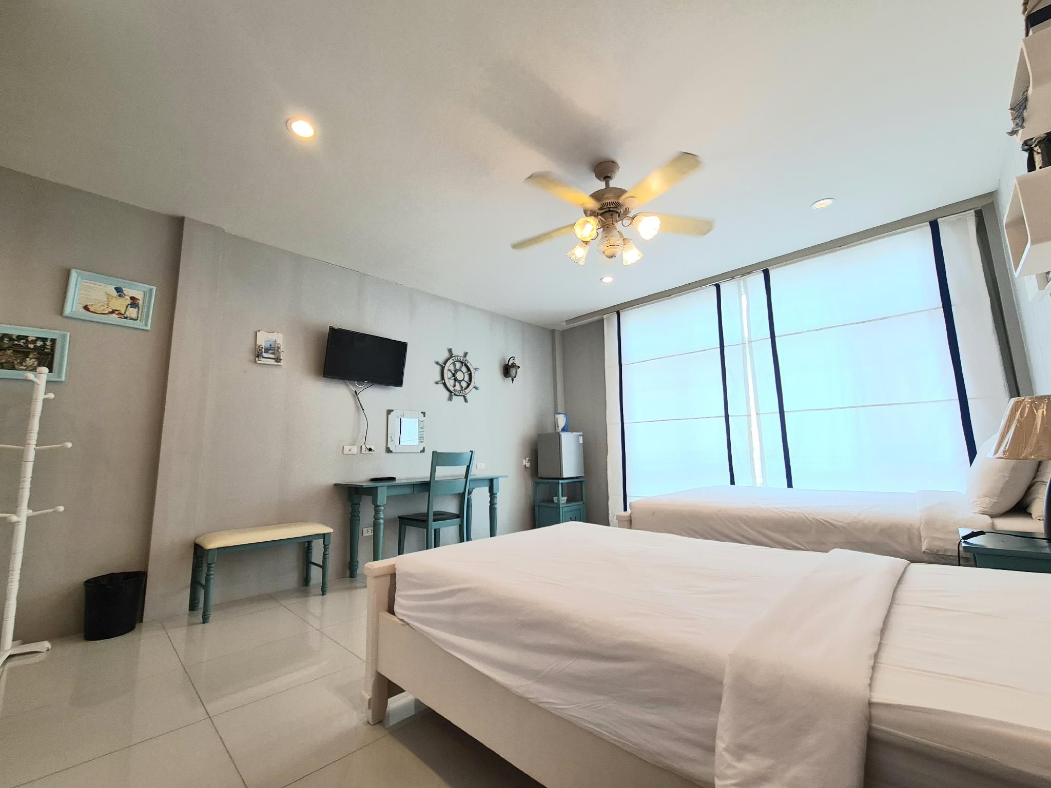 Family Room - 1 Single Bed and 1 Queen Bed