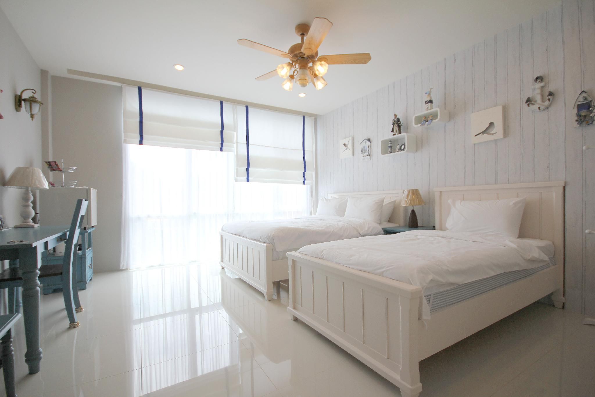 Family Room - 1 Single Bed and 1 Queen Bed