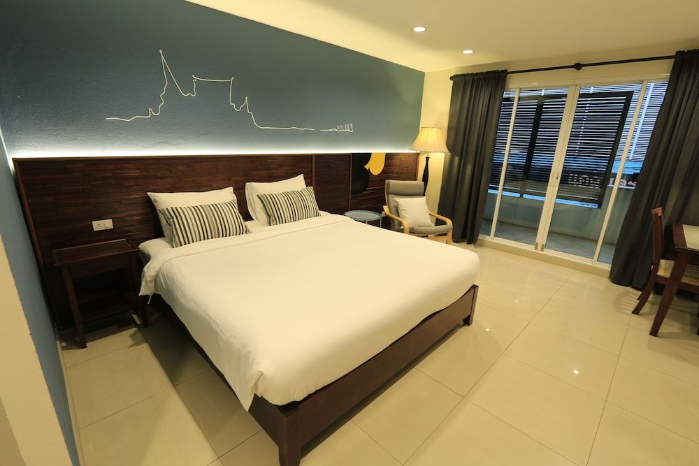 The Royal Bee Apart Hotel Deluxe Double Room