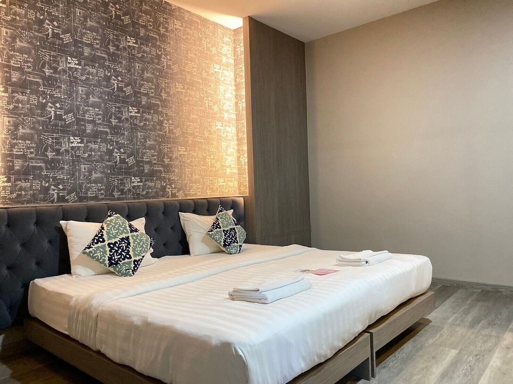 Tara Park Resotel Deluxe King Room 3