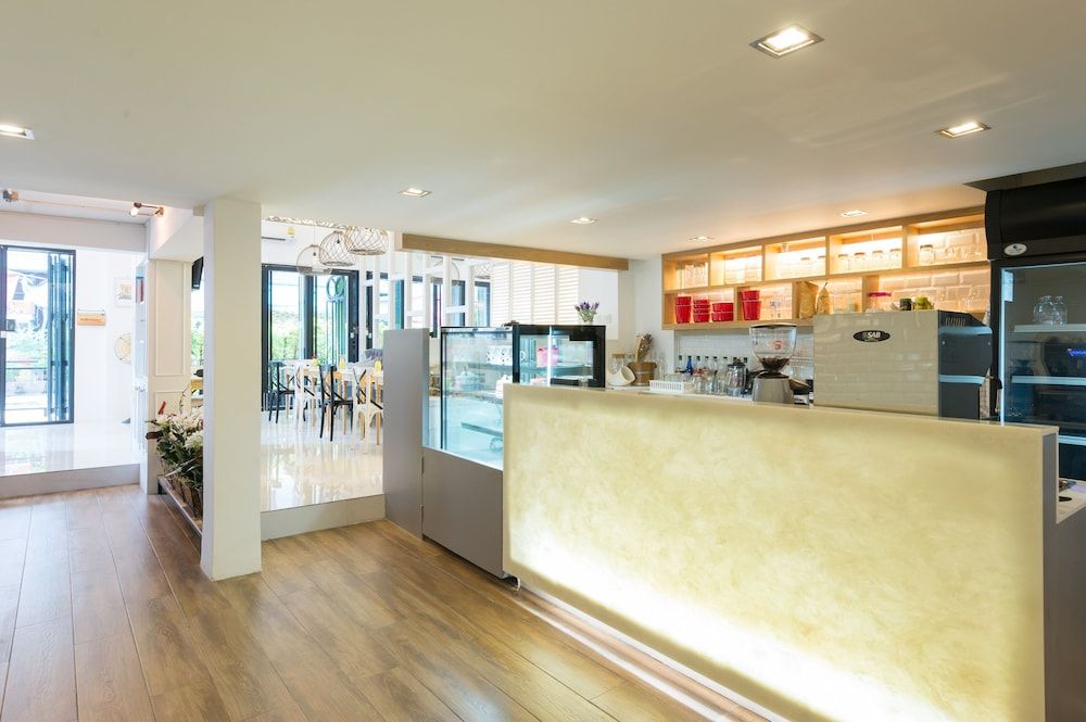 undefined White Ivory Bed & Breakfast 7