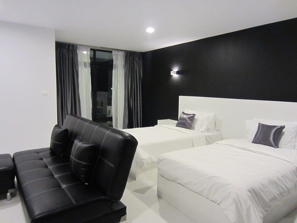 The Luna Compass Superior Room 13