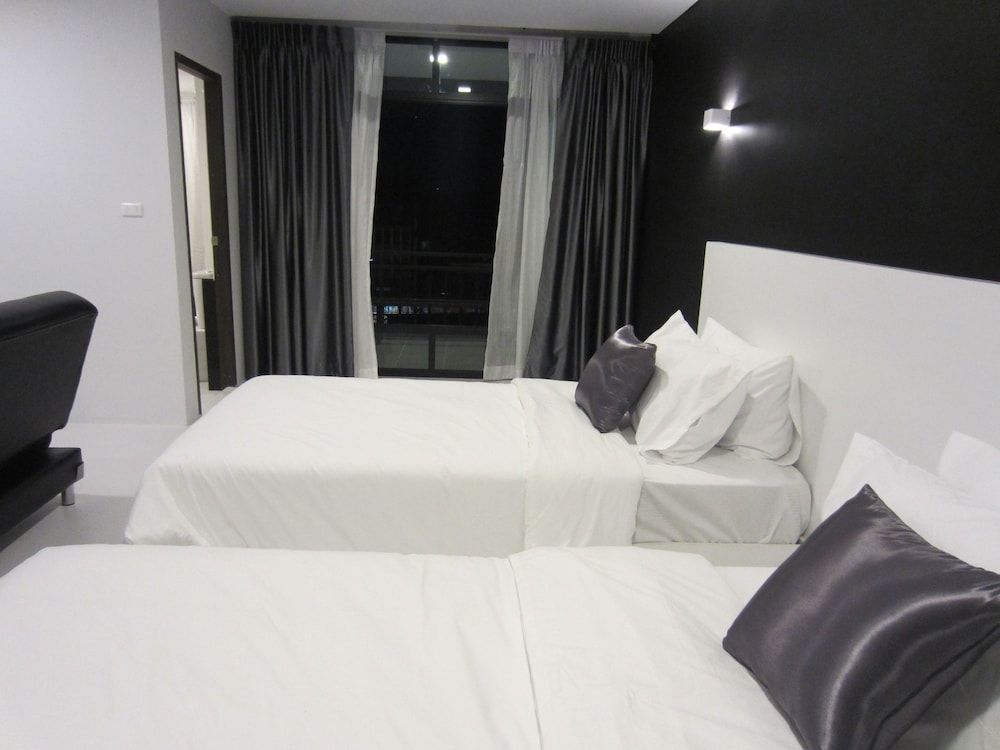 The Luna Compass Superior Room 12