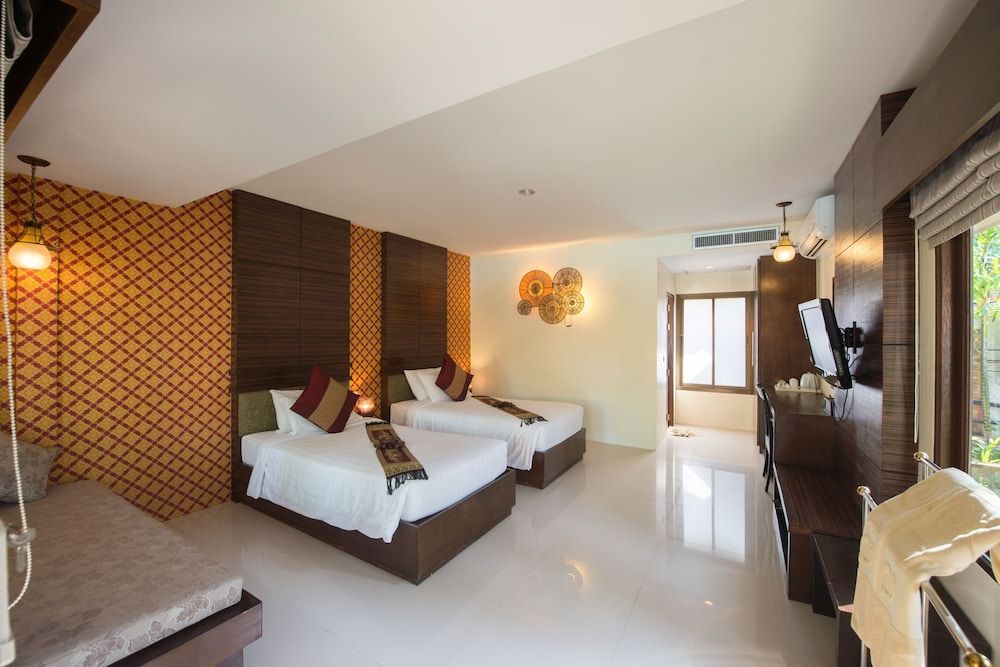 Deluxe Room, 2 Twin Beds, Pool View