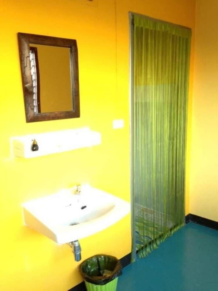 Just Chill Inn - Hostel Standard Double Room, Shared Bathroom 5