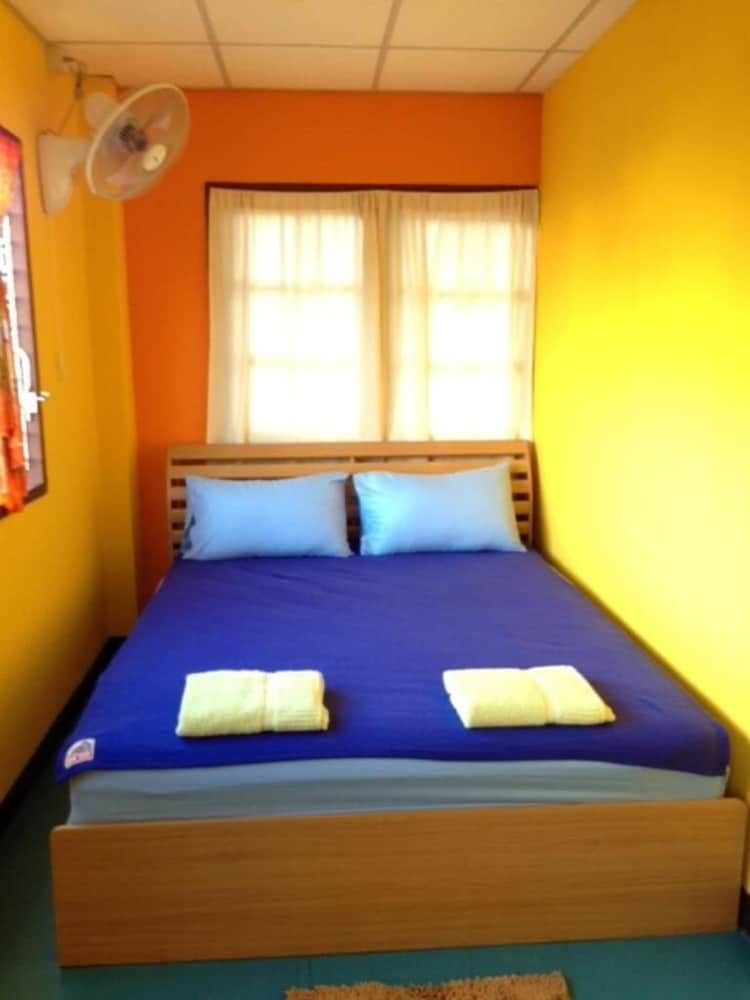 Just Chill Inn - Hostel Standard Double Room, Shared Bathroom 4