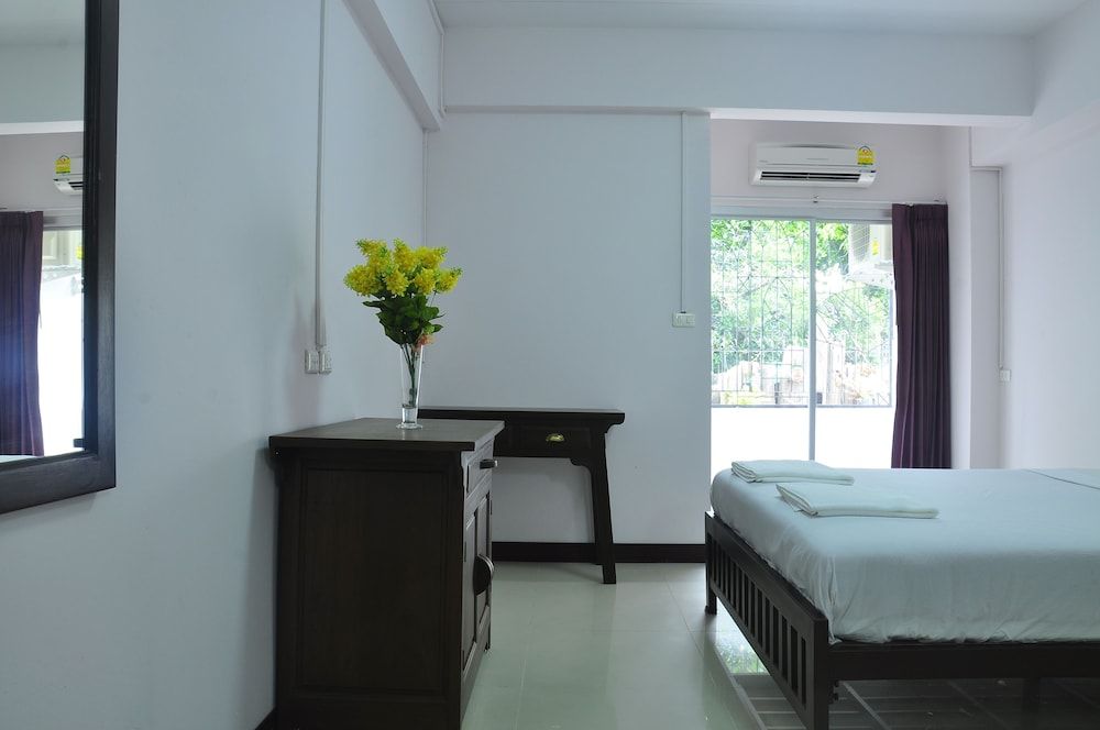 GreenHouse Standard Room 8