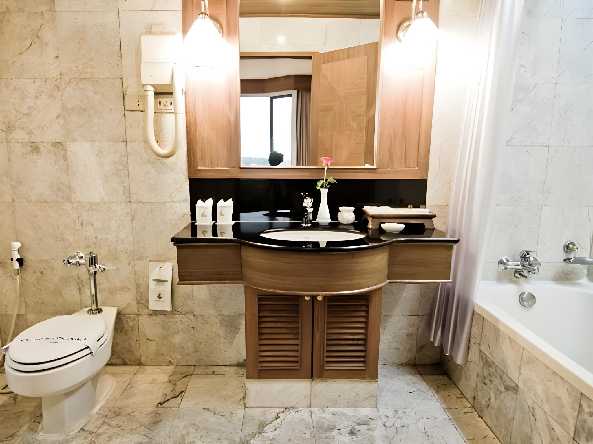 Laithong Hotel Junior Suite 2