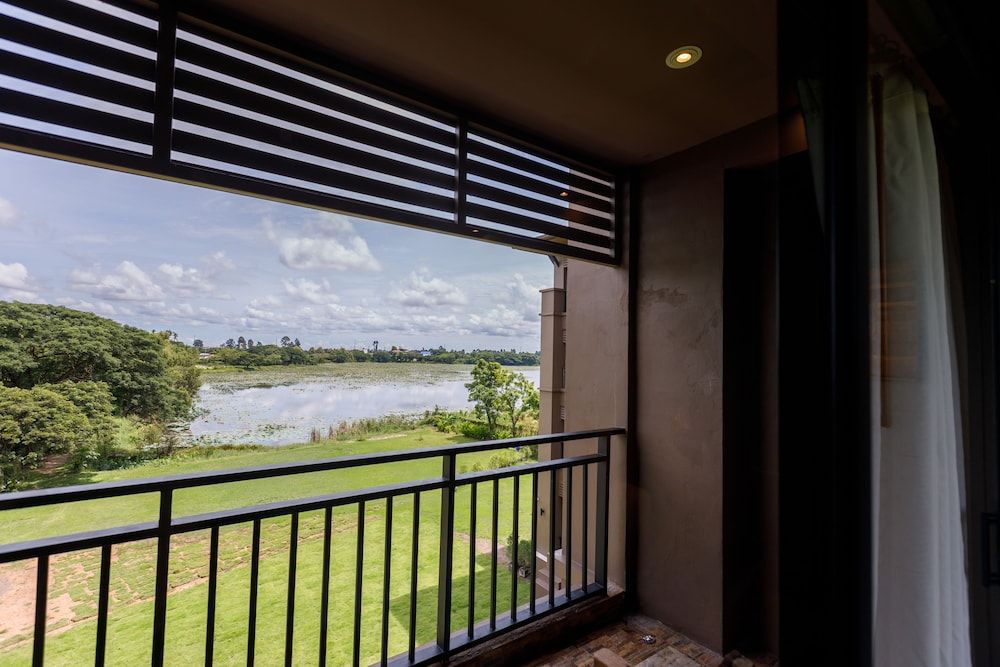 Brown House Hotel Udonthani Deluxe Twin Room, Lake View 4