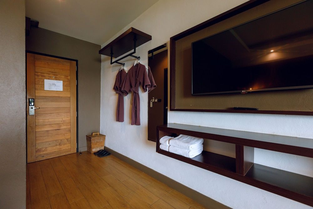 Brown House Hotel Udonthani Deluxe Twin Room, Lake View 7