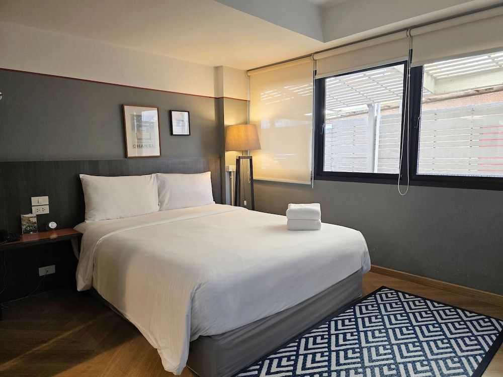 Somewhere to Escape - Hometel No.5 Sunshine Studio : Queen bed + Window