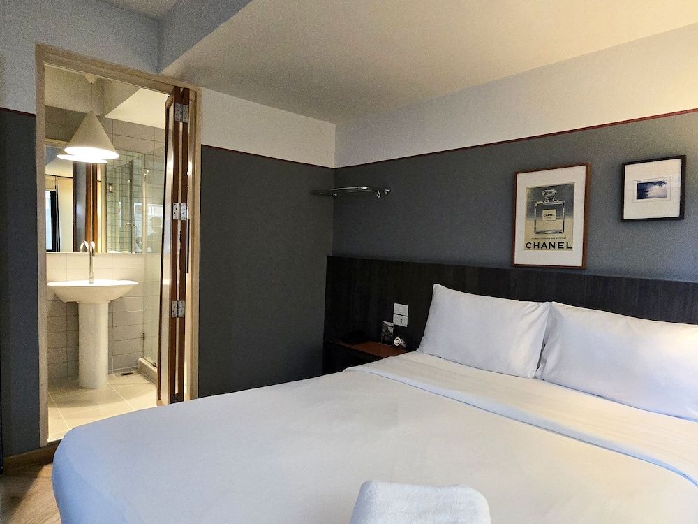 Somewhere to Escape - Hometel No.5 Sunshine Studio : Queen bed + Window 2