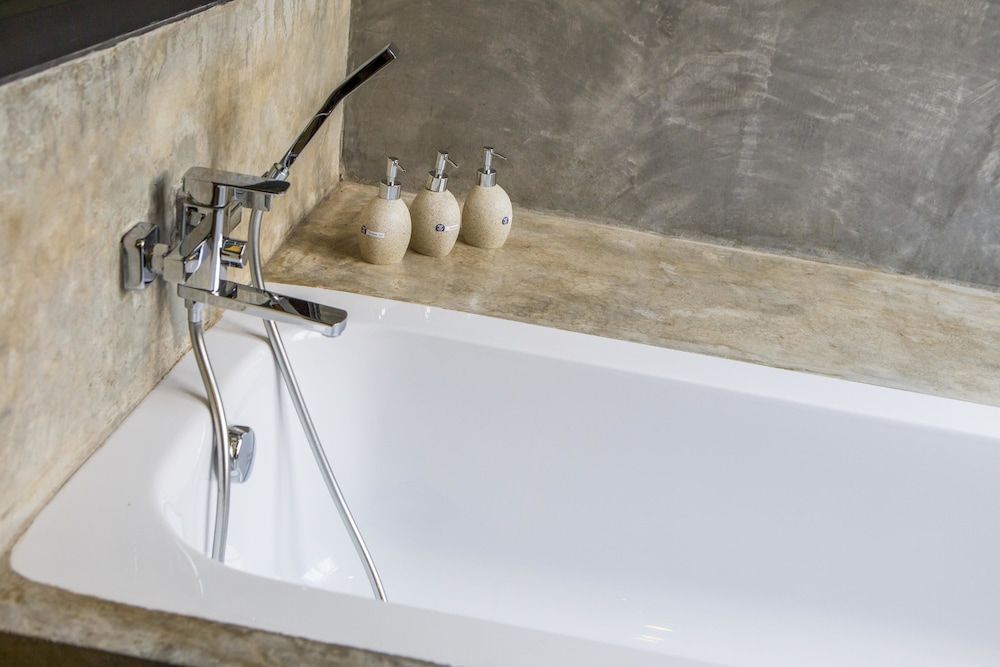 Deep Soaking Bathtub