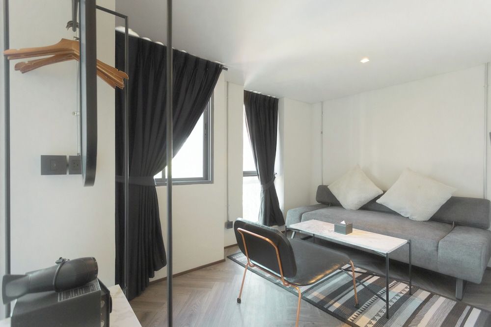 IR-ON Hotel Deluxe King Room 13
