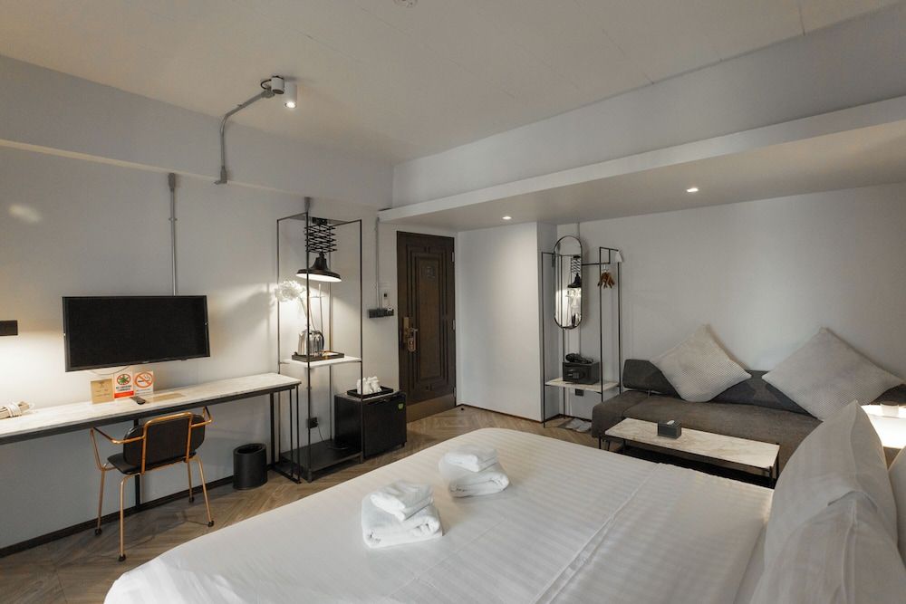 IR-ON Hotel Deluxe King Room 6