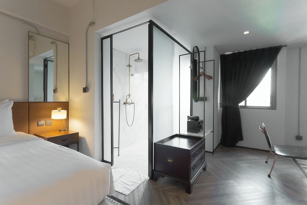IR-ON Hotel Deluxe King Room 29