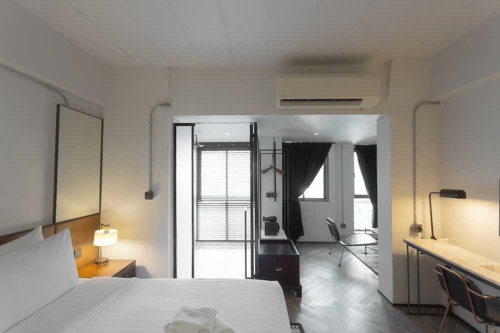 IR-ON Hotel Deluxe King Room 11