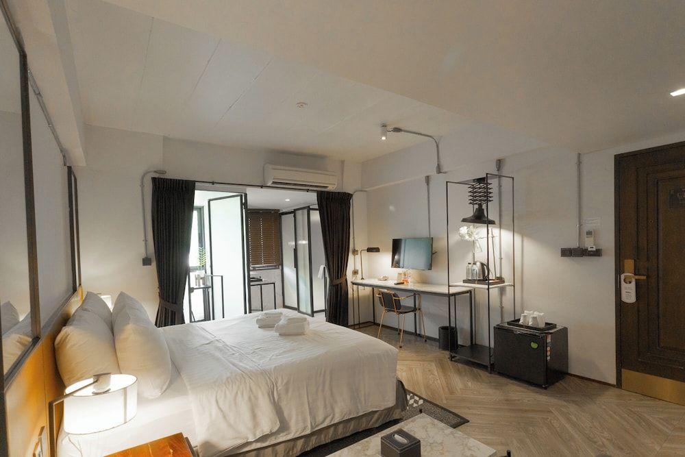 IR-ON Hotel Deluxe King Room 2