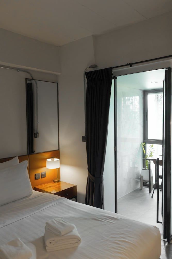 IR-ON Hotel Deluxe King Room 34