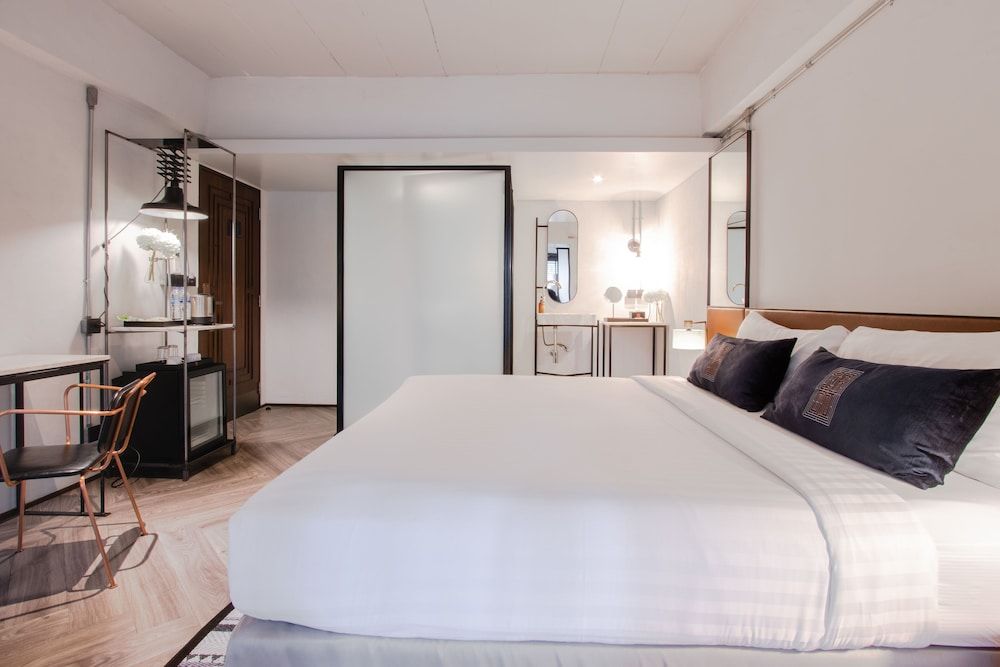 IR-ON Hotel Deluxe King Room 4