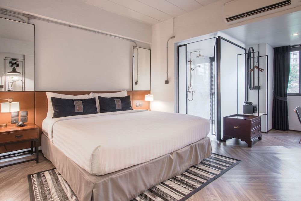 IR-ON Hotel Deluxe King Room