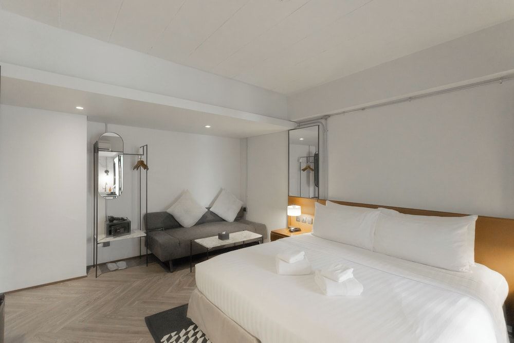 IR-ON Hotel Deluxe King Room 5