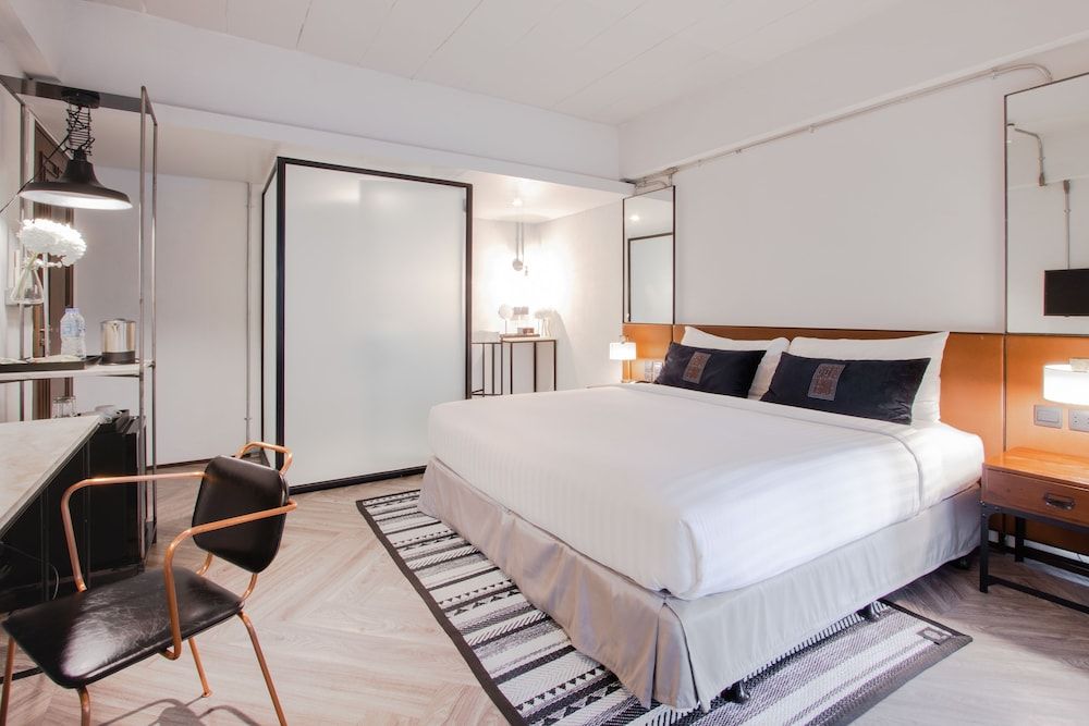 IR-ON Hotel Deluxe King Room 3