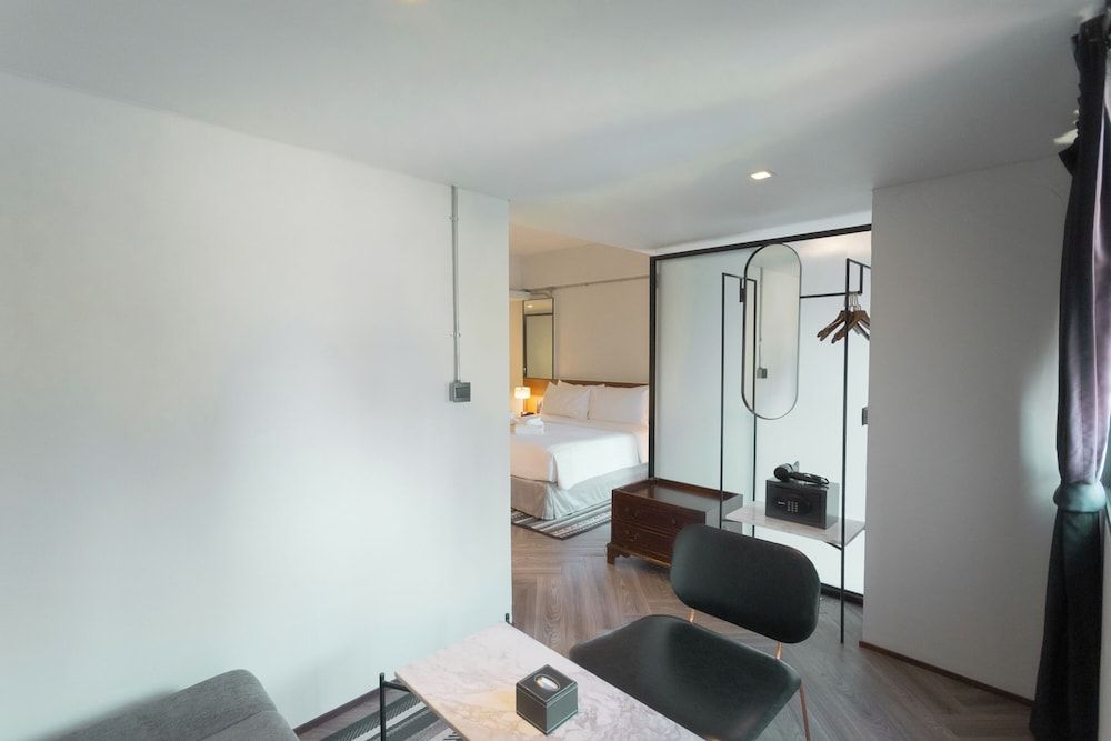 IR-ON Hotel Deluxe King Room 35