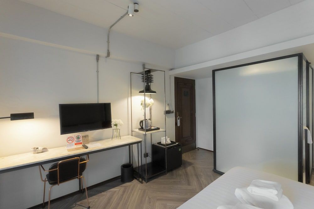IR-ON Hotel Deluxe King Room 30