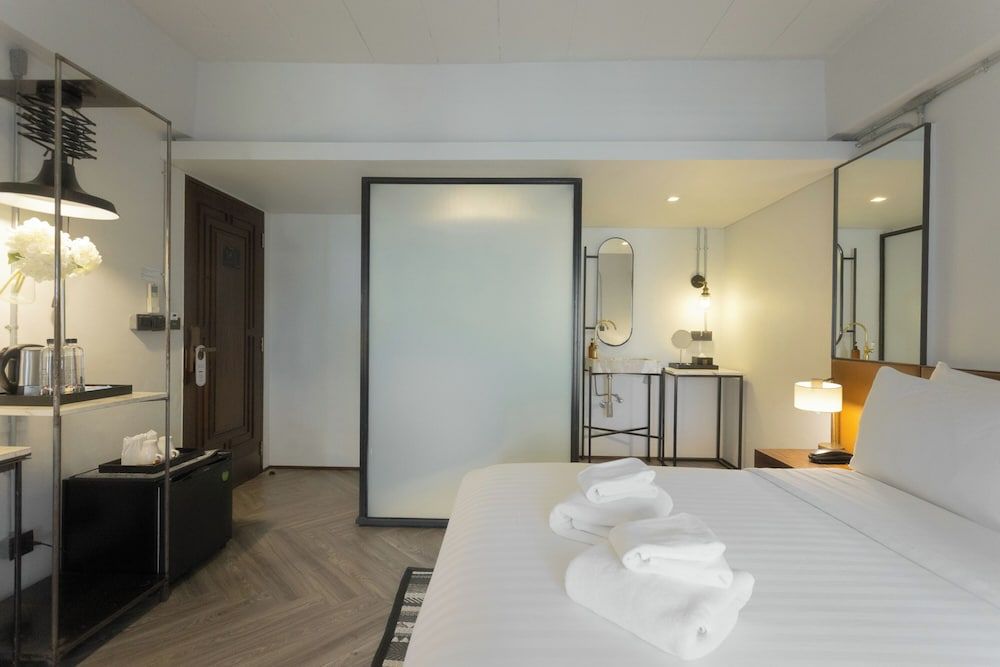 IR-ON Hotel Deluxe King Room 9