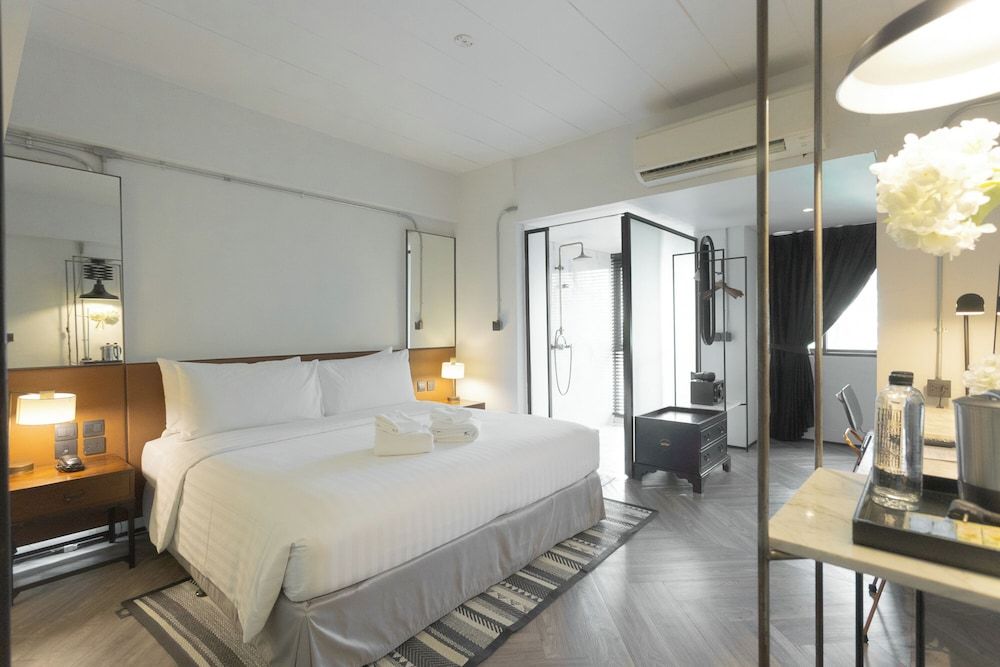 IR-ON Hotel Deluxe King Room 12