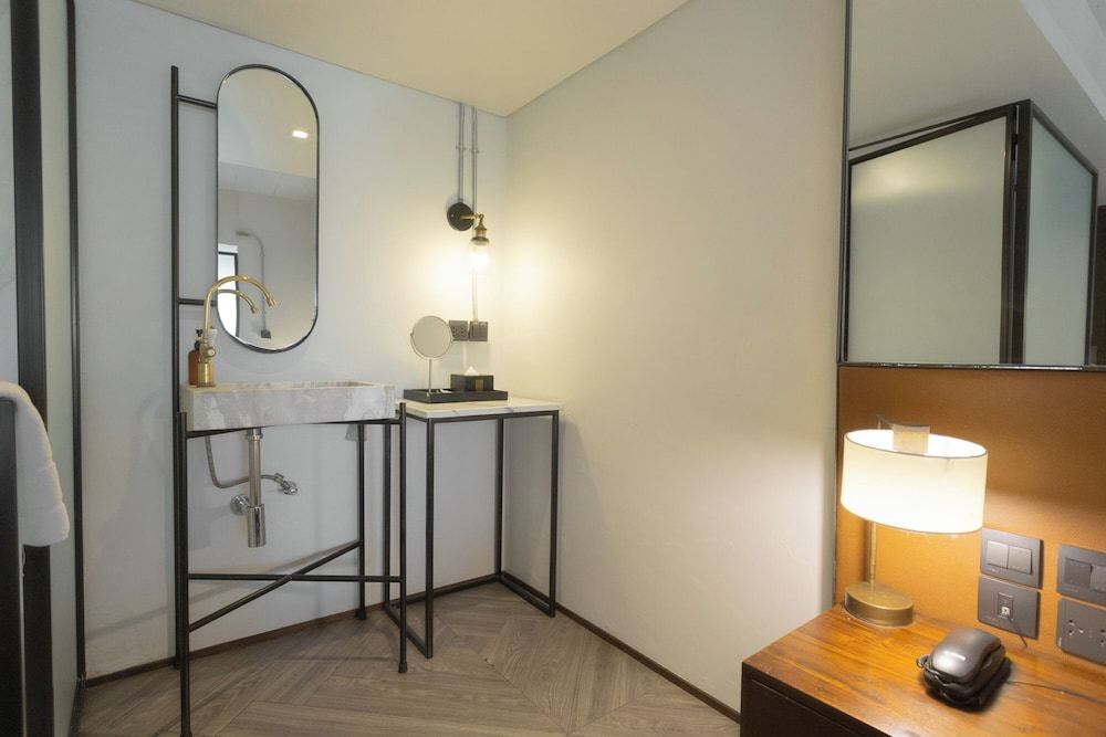 IR-ON Hotel Deluxe King Room 20