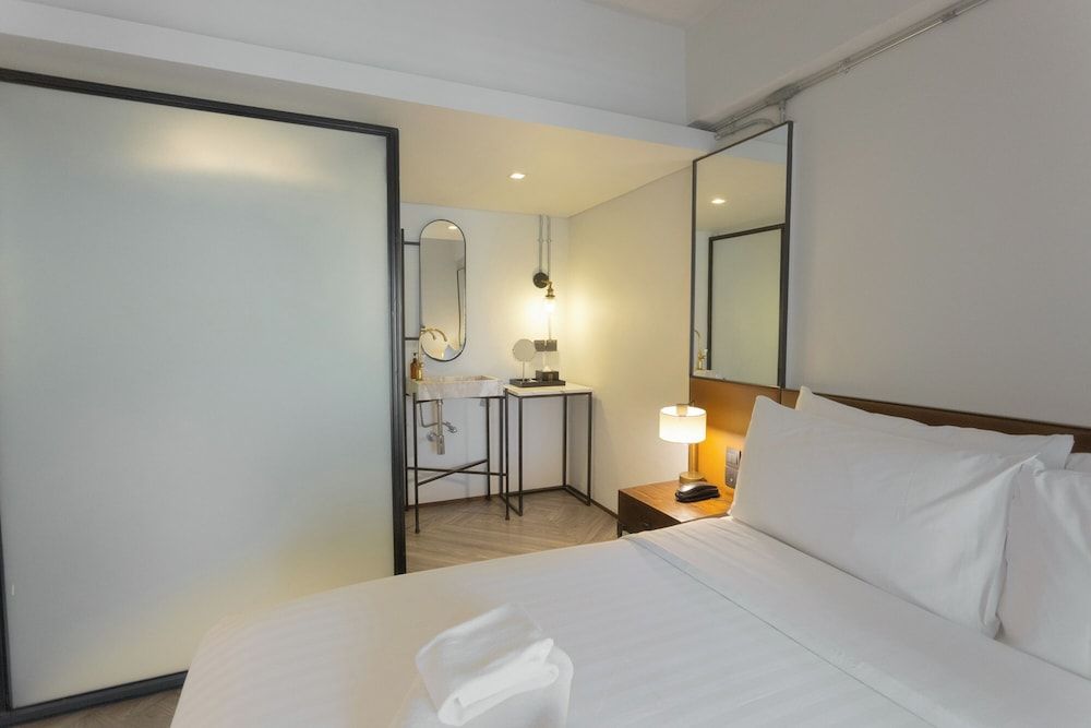 IR-ON Hotel Deluxe King Room 8
