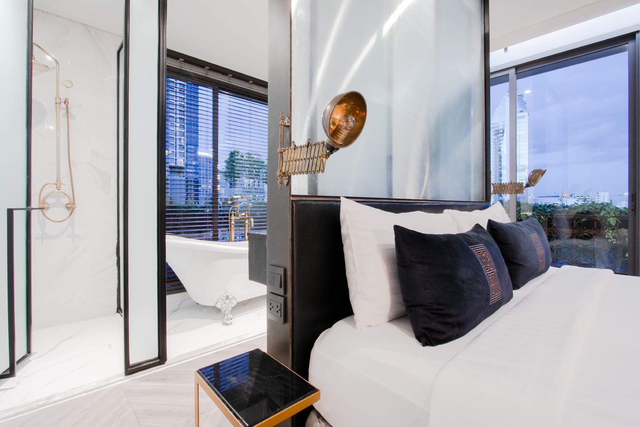 Junior Double Room With City View (Has Window, Balcony)