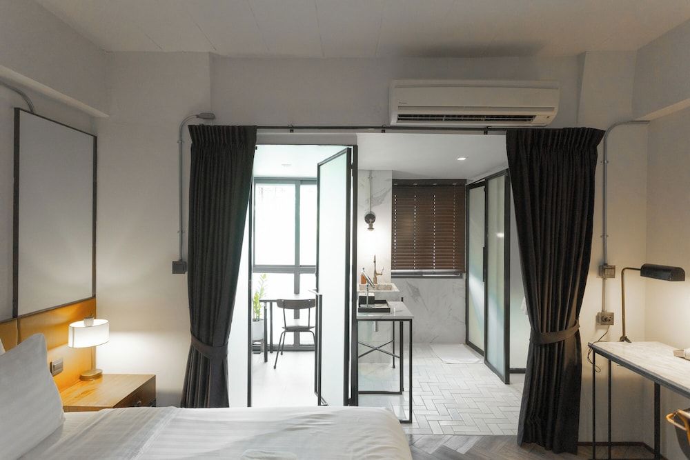 IR-ON Hotel Deluxe King Room 27