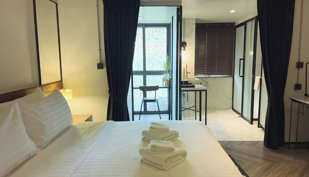 IR-ON Hotel Deluxe King Room 24