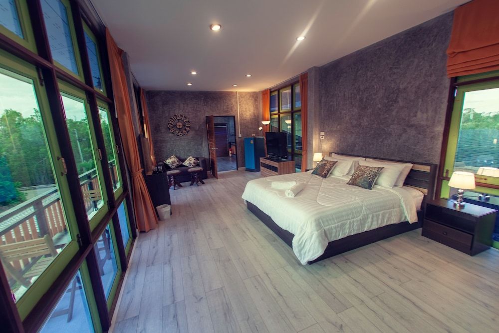 Superior Suite, 1 King Bed, Balcony, Mountain View