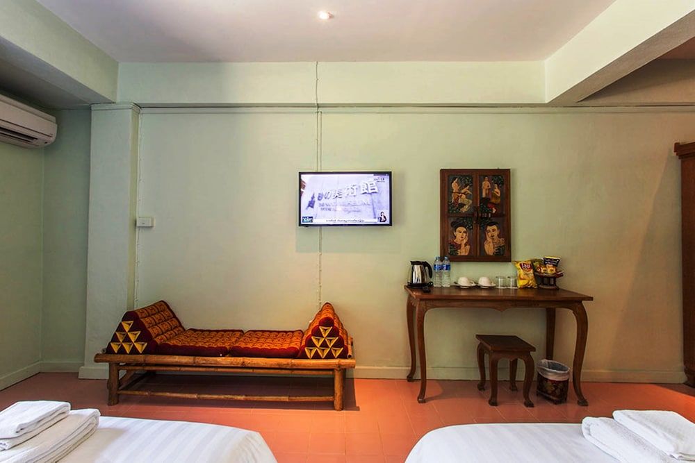 A Hotel Budget Superior Twin Room 7