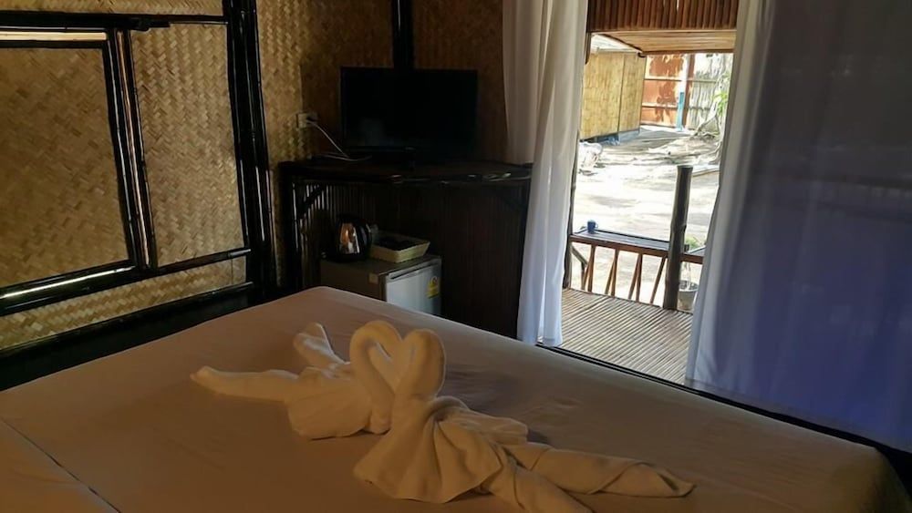 Eco Lanta Hideaway Beach Resort Deluxe Bungalow, 1 King Bed 8