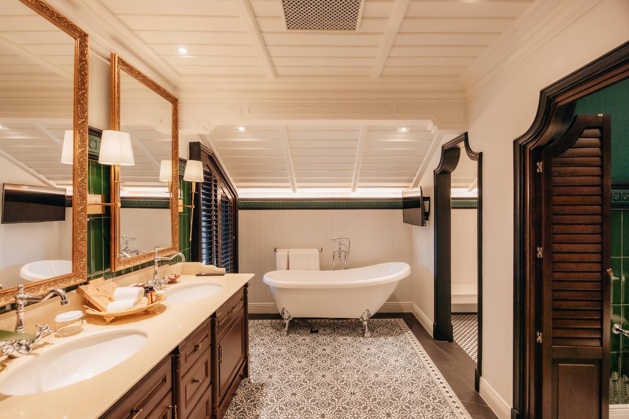 Romantic Lanna Corner Suite