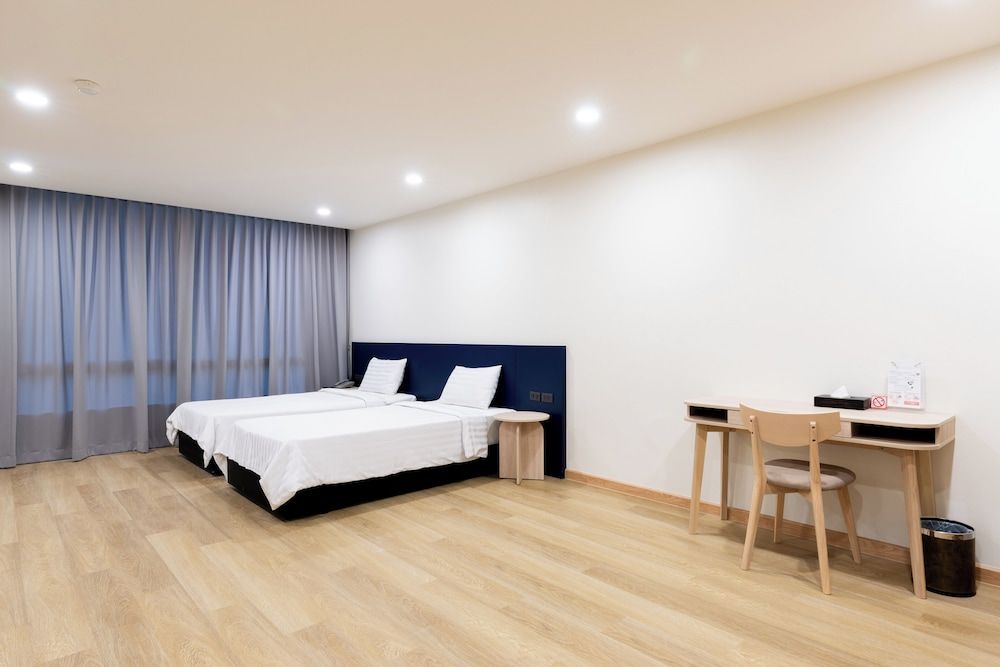 CA Hotel and Residence Phuket Grand Deluxe Twin Room 3